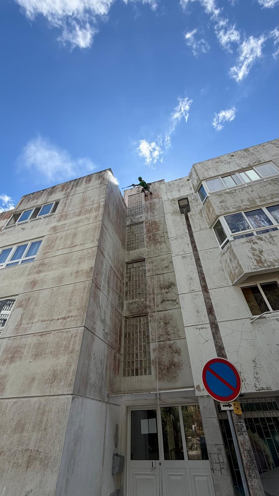 Fachada com manchas, escorrências e pintura degradada antes da intervenção